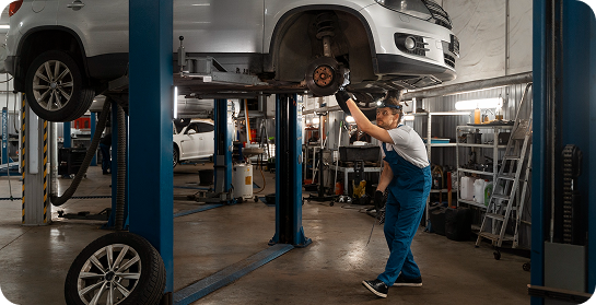 Mechaniker bei der Arbeit an einem Auto
