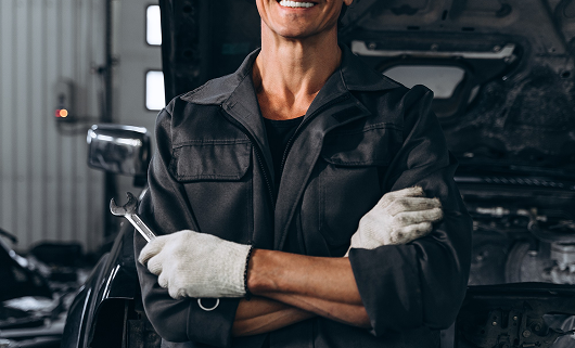Automechaniker mit Werkzeug